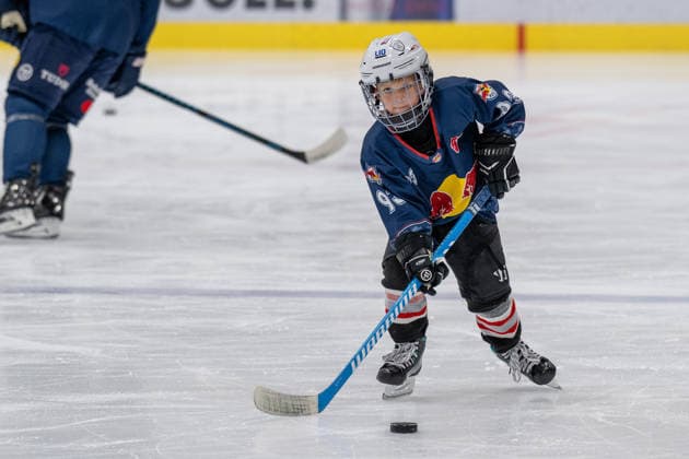 Der Sohn vom Maximilian Kastner 93 (EHC Red Bull Muenchen), hat den grossen bereits den Puk abgenommen. Nachwuchstalent., EHC Red Bull Muenchen Pressetrainning, 10.08.2026 Muenchen Bayern Deutschland