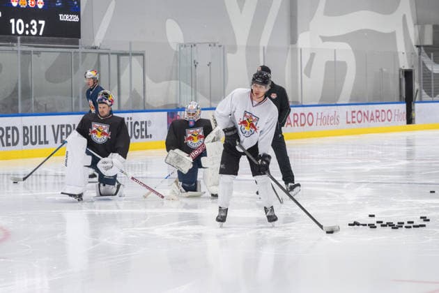 Die Torhueter Antonie Bibeau 30 (EHC Red Bull Muenchen) und Mathias Niederberger 35 (EHC Red Bull Muenchen) warten auf Ihren Einsatz , EHC Red Bull Muenchen Pressetrainning, 10.08.2026 Muenchen Bayern Deutschland