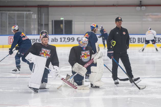 Die Torhueter Antonie Bibeau 30 (EHC Red Bull Muenchen) und Mathias Niederberger 35 (EHC Red Bull Muenchen) warten auf Ihren Einsatz, daneben der Co-Trainer Dimitri Paetzold, EHC Red Bull Muenchen Pressetrainning, 10.08.2026 Muenchen Bayern Deutschland