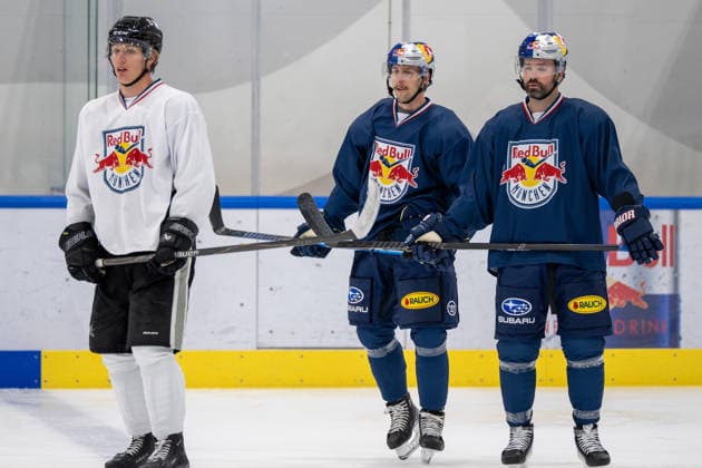 von rechts, Ryan Murphy 24 (EHC Red Bull Muenchen), Lucas Thaler 48 (EHC Red Bull Muenchen), EHC Red Bull Muenchen Pressetrainning, 10.08.2026 Muenchen Bayern Deutschland