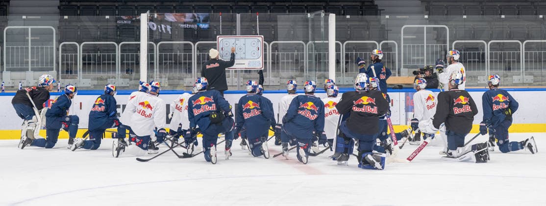 Der Co-Trainer erklärt die nächsten Trainingskonstellationen dem Team, EHC Red Bull Muenchen Pressetrainning, 10.08.2026 Muenchen Bayern Deutschland