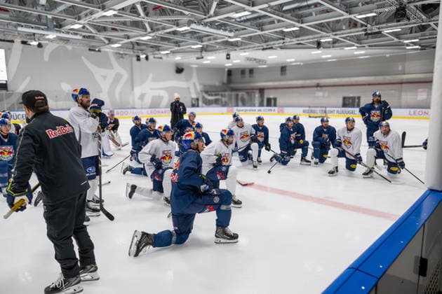 Der Co-Trainer erklärt die nächsten Trainingskonstellationen dem Team, EHC Red Bull Muenchen Pressetrainning, 10.08.2026 Muenchen Bayern Deutschland