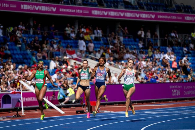 10.08.2026, GBR, Leichtathletik, Europameisterschaft 2026, Morgensession Tag 1, Birmingham Arialis Gandulla ( Portugal ), Ciara Neville ( Irland ), Imani Lansiquot ( Großbritannien ), Boglarka Takacs ( Ungarn ) im Ziel, 100 Meter Sprint Damen, Vorlauf Birmingham Alexander Stadium England Großbritannien Copyright: xNordphoto Memmlerx