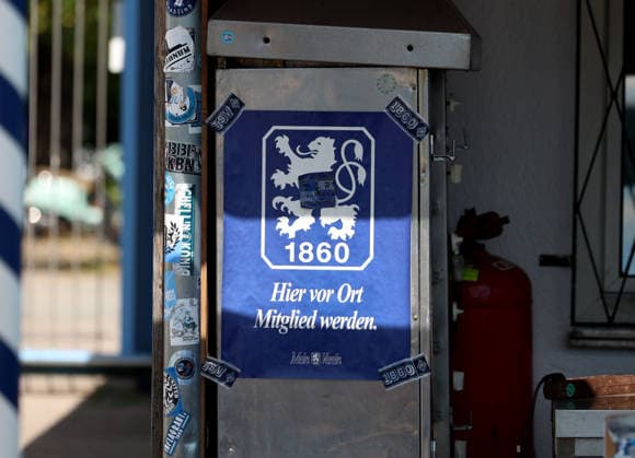 Fussball, Herren, Regionalliga Bayern, Saison 2026 2027, TSV 1860 München, Training Ein Plakat, Banner mit dem Logo des TSV 1860 München und dem Schriftzug, Hier vor Ort Mitglied werden ,Mitgliederwerbung