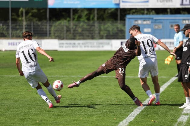 Fußball I Herren I Saison 2026 2027 I Regionalliga Nord I 2.Spieltag I FC St.Pauli II - Bremer SV I 09.08.2026 Oliver Michel (16, Bremer SV) Abdul Alassani (22, FC St.Pauli II) Ian Scheffler (19, Bremer SV) Copyright: xLobeca RalfxHomburgx
