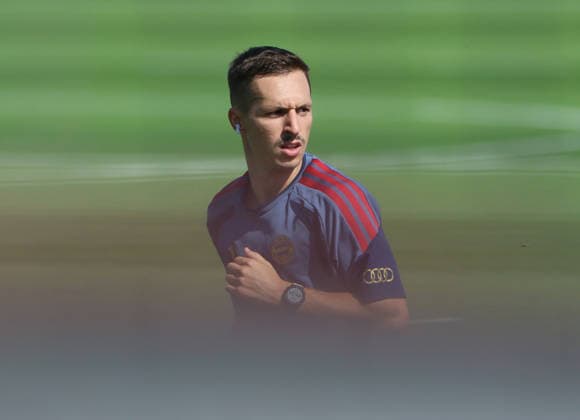 10.08.2026, FC Bayern Training , Saebenerstrasse Muenchen, Fussball, im Bild: Bryan Zaragoza (FC Bayern Muenchen) allein gelassen