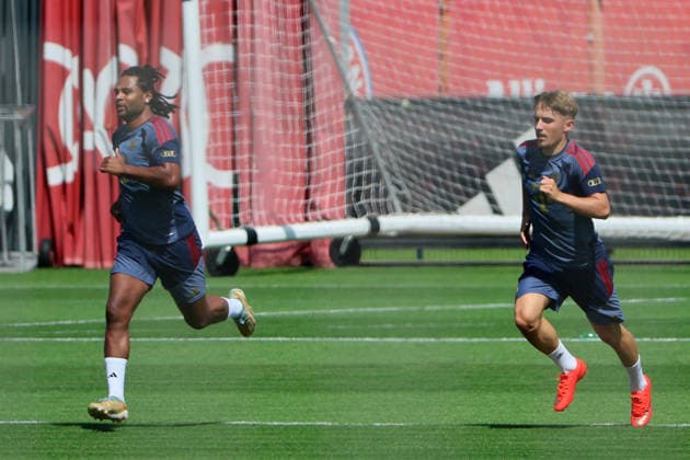 10.08.2026, FC Bayern Training , Saebenerstrasse Muenchen, Fussball, im Bild: Serge Gnabry (FC Bayern Muenchen) und Lennart Karl (FC Bayern Muenchen) sprinten