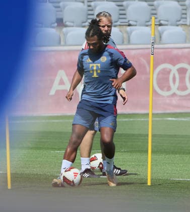 10.08.2026, FC Bayern Training , Saebenerstrasse Muenchen, Fussball, im Bild: Serge Gnabry (FC Bayern Muenchen) von Benjamin Sommer (FC Bayern Muenchen) beobachtet