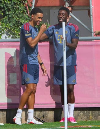 10.08.2026, FC Bayern Training , Saebenerstrasse Muenchen, Fussball, im Bild: Jamal Musiala (FC Bayern Muenchen) und Alphons Davies (FC Bayern Muenchen) wieder beim Team Training dabei mit gute Laune