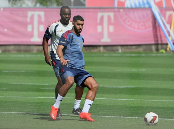10.08.2026, FC Bayern Training , Saebenerstrasse Muenchen, Fussball, im Bild: Floribert NGalula (FC Bayern Muenchen) vs Ismael Saibari (FC Bayern Muenchen)
