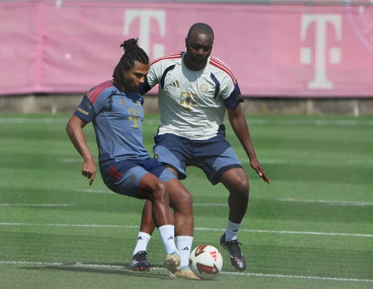 10.08.2026, FC Bayern Training , Saebenerstrasse Muenchen, Fussball, im Bild: Serge Gnabry (FC Bayern Muenchen) vs Floribert NGalula (FC Bayern Muenchen)