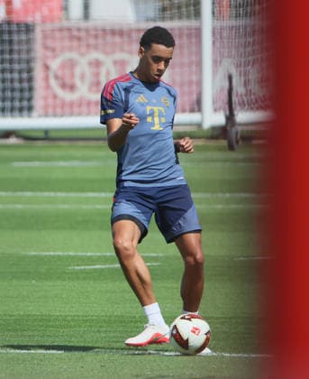 10.08.2026, FC Bayern Training , Saebenerstrasse Muenchen, Fussball, im Bild: Jamal Musiala (FC Bayern Muenchen) am Ball