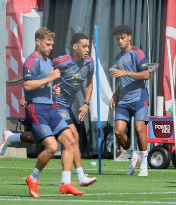 10.08.2026, FC Bayern Training , Saebenerstrasse Muenchen, Fussball, im Bild: Joshua Kimmich (FC Bayern Muenchen), Jamal Musiala (FC Bayern Muenchen) und Nathaniel Brown (FC Bayern Muenchen)