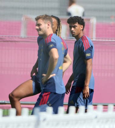10.08.2026, FC Bayern Training , Saebenerstrasse Muenchen, Fussball, im Bild: Josip Stanisic (FC Bayern Muenchen), Sacha Boey (FC Bayern Muenchen) und Nathaniel Brown (FC Bayern Muenchen)