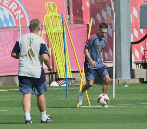10.08.2026, FC Bayern Training , Saebenerstrasse Muenchen, Fussball, im Bild: Einzelltraining fuer Bryan Zaragoza (FC Bayern Muenchen) mir Benjamin Sommer (FC Bayern Muenchen)