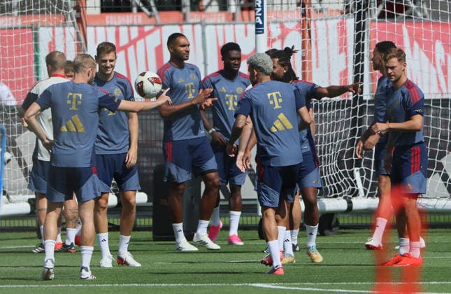 10.08.2026, FC Bayern Training , Saebenerstrasse Muenchen, Fussball, im Bild: Konrad Laimer (FC Bayern Muenchen), Josip Stanisic (FC Bayern Muenchen), Jonathan Tah (FC Bayern Muenchen), Alphons Davies (FC Bayern Muenchen), Alphons Davies (FC Bayern Muenchen), Luis Diaz (FC Bayern Muenchen), Serge Gnabry (FC Bayern Muenchen), Jamal Musiala (FC Bayern Muenchen) und Joshua Kimmich (FC Bayern Muenchen) wieder da