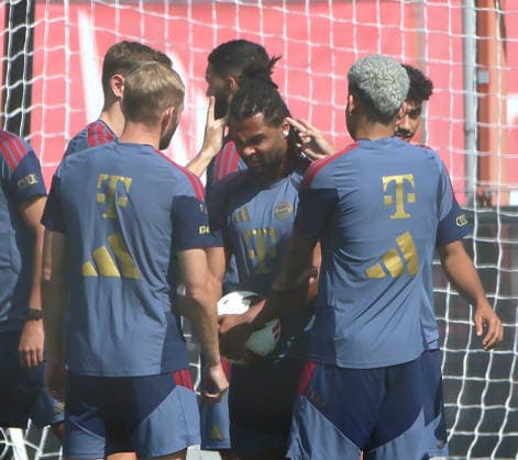 10.08.2026, FC Bayern Training , Saebenerstrasse Muenchen, Fussball, im Bild: Konrad Laimer (FC Bayern Muenchen), Josip Stanisic (FC Bayern Muenchen), Nathaniel Brown (FC Bayern Muenchen) und Luis Diaz (FC Bayern Muenchen) beim Ohren kneifen bei Serge Gnabry (FC Bayern Muenchen)
