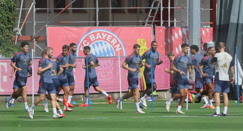 10.08.2026, FC Bayern Training , Saebenerstrasse Muenchen, Fussball, im Bild: Min-Jae Kim (FC Bayern Muenchen), Joshua Kimmich (FC Bayern Muenchen), Konrad Laimer (FC Bayern Muenchen), Tom Bischof (FC Bayern Muenchen), Ismael Saibari (FC Bayern Muenchen), Arijon Ibrahimovic (FC Bayern Muenchen), Josip Stanisic (FC Bayern Muenchen), Jonathan Tah (FC Bayern Muenchen), Lennart Karl (FC Bayern Muenchen), Aleksandar Pavlovic (FC Bayern Muenchen), Nathaniel Brown (FC Bayern Muenchen), Sacha Boey (FC Bayern Muenchen)