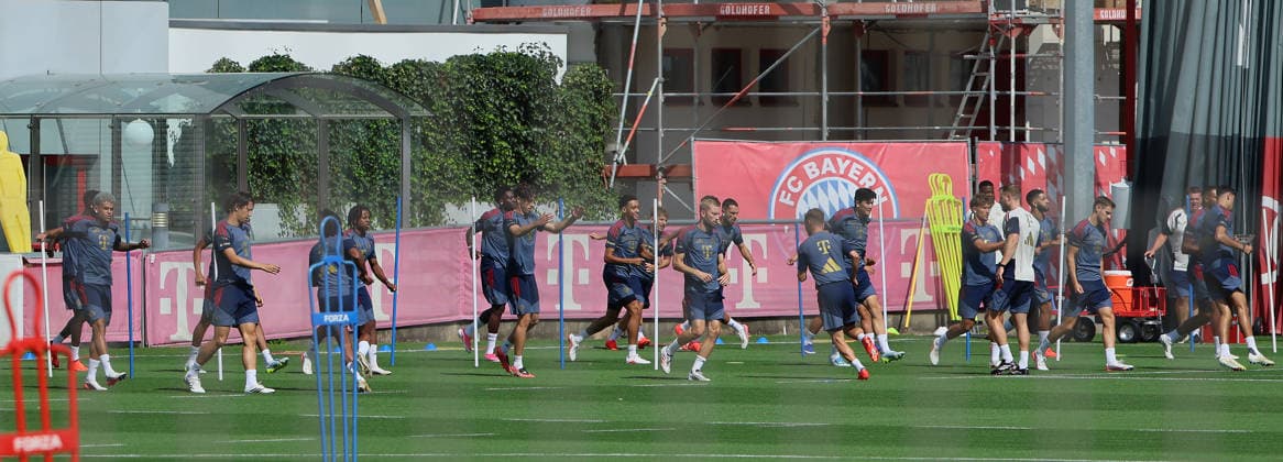 10.08.2026, FC Bayern Training , Saebenerstrasse Muenchen, Fussball, im Bild: Erste Aufwaermung der Saison an der Saebenerstrasse