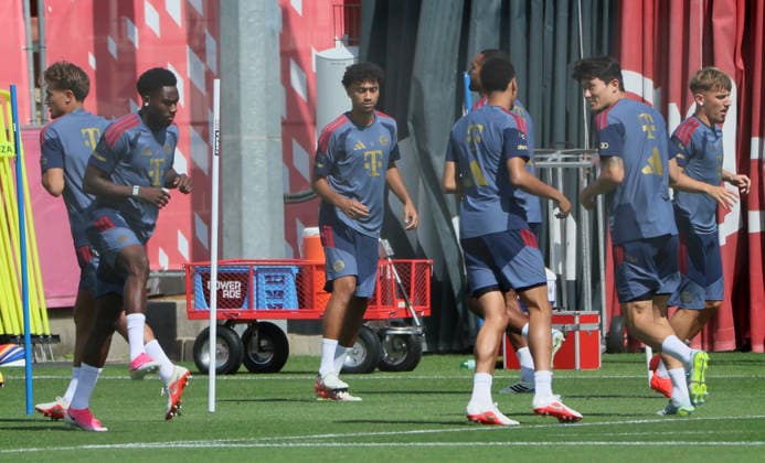 10.08.2026, FC Bayern Training , Saebenerstrasse Muenchen, Fussball, im Bild: Tom Bischof (FC Bayern Muenchen), Alphons Davies (FC Bayern Muenchen), Nathaniel Brown (FC Bayern Muenchen), Jonathan Tah (FC Bayern Muenchen), Jamal Musiala (FC Bayern Muenchen), Min-Jae Kim (FC Bayern Muenchen), und Lennart Karl (FC Bayern Muenchen)