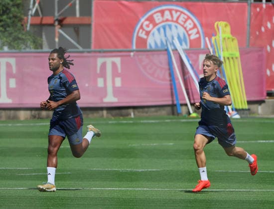 10.08.2026, FC Bayern Training , Saebenerstrasse Muenchen, Fussball, im Bild: Einzeltarining fuer Serge Gnabry (FC Bayern Muenchen) und Lennart Karl (FC Bayern Muenchen)