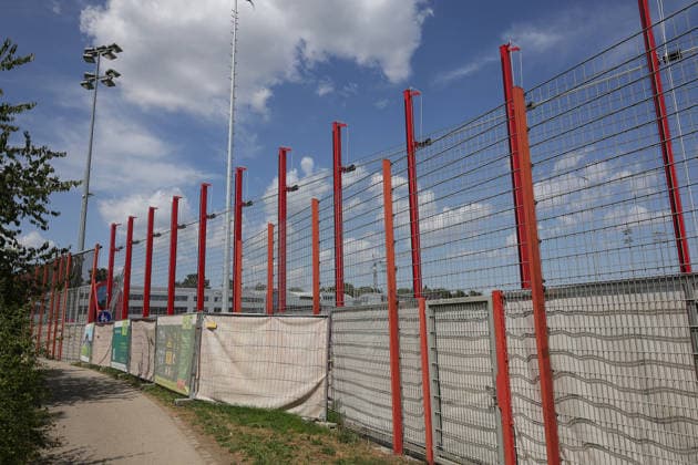 10.08.2026, FC Bayern Training , Saebenerstrasse Muenchen, Fussball, im Bild: Baustelle bei FC Bayern, Neue Vorhang System, Der Vorhang wird ueber 60 Metern hoch oder runtergelassen und es nur mit eine Stange