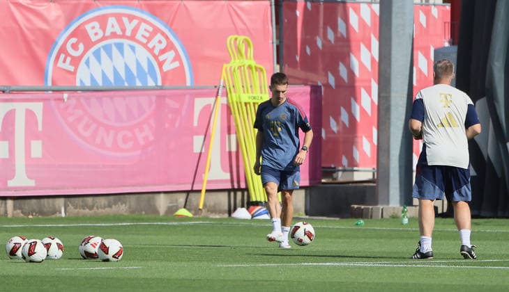 10.08.2026, FC Bayern Training , Saebenerstrasse Muenchen, Fussball, im Bild: Extra Einzeltraining fuer Bryan Zaragoza (FC Bayern Muenchen) mit Benjamin Sommer (FC Bayern Muenchen)