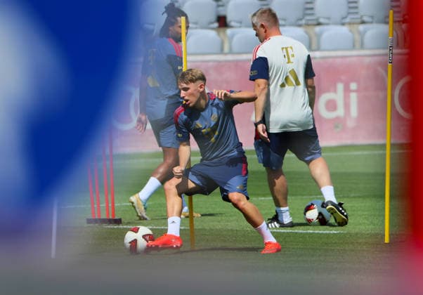 10.08.2026, FC Bayern Training , Saebenerstrasse Muenchen, Fussball, im Bild: Immer noch Aufbautraining fuer Serge Gnabry (FC Bayern Muenchen) und Lennart Karl (FC Bayern Muenchen) mit Benjamin Sommer (FC Bayern Muenchen)