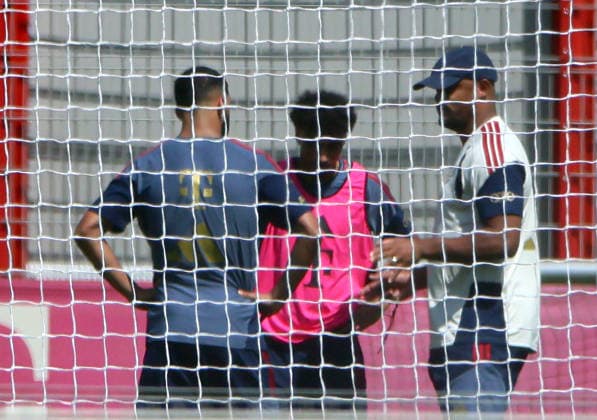 10.08.2026, FC Bayern Training , Saebenerstrasse Muenchen, Fussball, im Bild: Neuzugaenge Ismael Saibari (FC Bayern Muenchen) und Nathaniel Brown (FC Bayern Muenchen) mit Vincent Kompany (FC Bayern Muenchen) im Gespraech