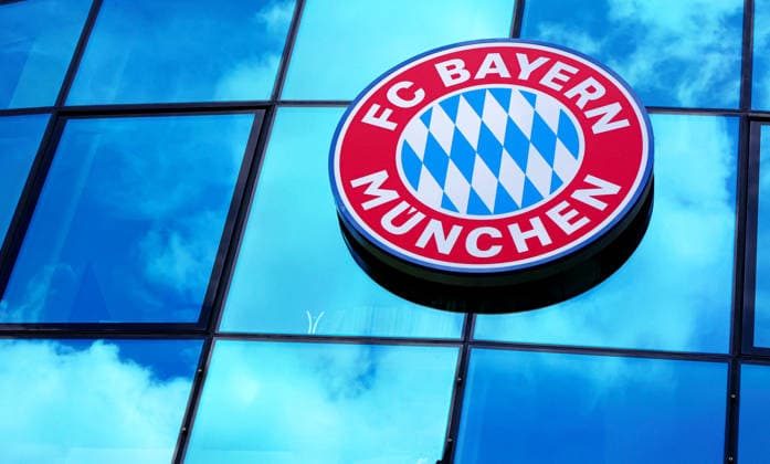 10.08.2026, FC Bayern Training , Saebenerstrasse Muenchen, Fussball, im Bild: FCB Logo auf der Geschaeftstelle