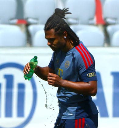 10.08.2026, FC Bayern Training , Saebenerstrasse Muenchen, Fussball, im Bild: Erfrischung fuer Serge Gnabry (FC Bayern Muenchen)