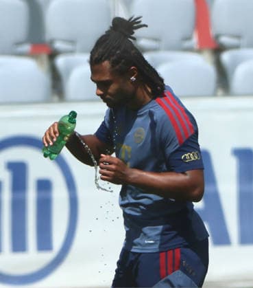 10.08.2026, FC Bayern Training , Saebenerstrasse Muenchen, Fussball, im Bild: Erfrischung fuer Serge Gnabry (FC Bayern Muenchen)