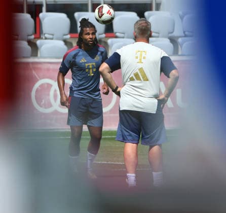 10.08.2026, FC Bayern Training , Saebenerstrasse Muenchen, Fussball, im Bild: Serge Gnabry (FC Bayern Muenchen) mit Benjamin Sommer (FC Bayern Muenchen)