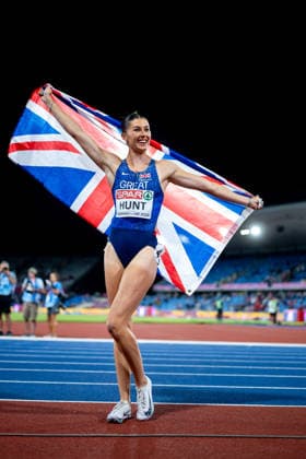 10.08.2026, GBR, Leichtathletik, Europameisterschaft 2026, Abendsession Tag 1, Birmingham Amy Hunt ( Großbritannien ) jubelt im Ziel über den Sieg und die Gold Medaille, 100 Meter Sprint Damen, Finale Birmingham Alexander Stadium England Großbritannien Copyright: xNordphoto Memmlerx