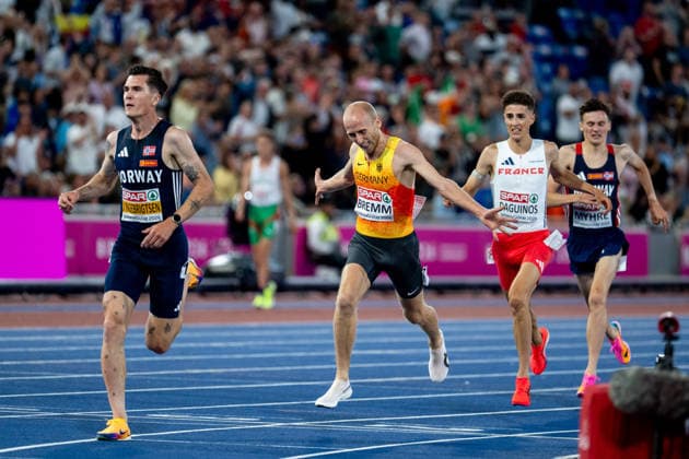 10.08.2026, GBR, Leichtathletik, Europameisterschaft 2026, Abendsession Tag 1, Birmingham Florian Bremm ( Deutschland ) jubelt im Ziel über die Silber Medaille für Platz 2, davor Jakob Ingebrigtsen ( Norwegen ), 5000 Meter Lauf Herren, Finale Birmingham Alexander Stadium England Großbritannien Copyright: xNordphoto Memmlerx