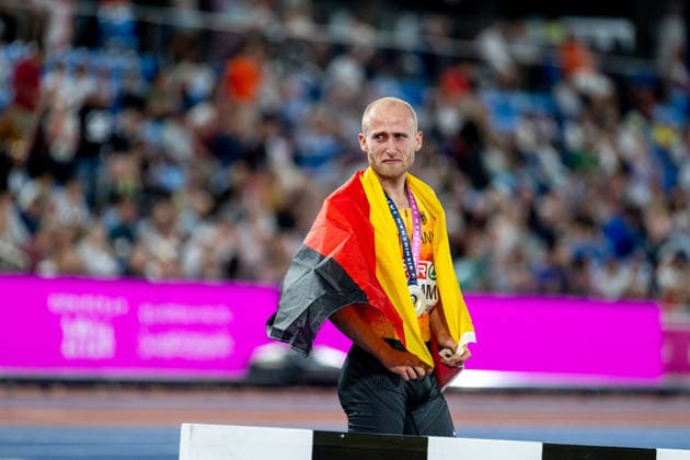 10.08.2026, GBR, Leichtathletik, Europameisterschaft 2026, Abendsession Tag 1, Birmingham Florian Bremm ( Deutschland ) jubelt im Ziel mit Fahne Flagge über die Silber Medaille für Platz 2, 5000 Meter Lauf Herren, Finale Birmingham Alexander Stadium England Großbritannien Copyright: xNordphoto Memmlerx