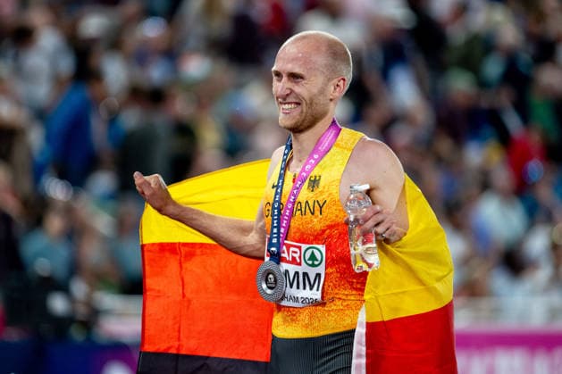 10.08.2026, GBR, Leichtathletik, Europameisterschaft 2026, Abendsession Tag 1, Birmingham Florian Bremm ( Deutschland ) jubelt im Ziel mit Fahne Flagge über die Silber Medaille für Platz 2, 5000 Meter Lauf Herren, Finale Birmingham Alexander Stadium England Großbritannien Copyright: xNordphoto Memmlerx