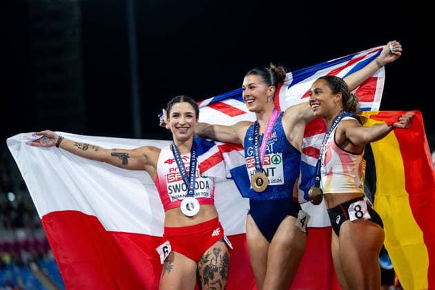 10.08.2026, GBR, Leichtathletik, Europameisterschaft 2026, Abendsession Tag 1, Birmingham Ewa Swoboda ( Polen ), Amy Hunt ( Großbritannien ), Delphine Nkansa ( Belgien ) jubeln im Ziel über ihre Medaillen, Birmingham Alexander Stadium England Großbritannien Copyright: xNordphoto Memmlerx