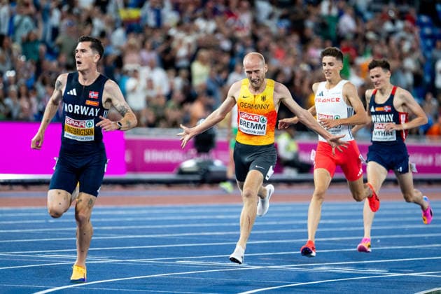 10.08.2026, GBR, Leichtathletik, Europameisterschaft 2026, Abendsession Tag 1, Birmingham Florian Bremm ( Deutschland ) jubelt im Ziel über die Silber Medaille für Platz 2, davor Jakob Ingebrigtsen ( Norwegen ), 5000 Meter Lauf Herren, Finale Birmingham Alexander Stadium England Großbritannien Copyright: xNordphoto Memmlerx