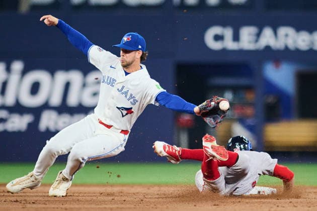 August 10, 2026, Toronto, On, Canada: Toronto Blue Jays Ernie Clement (22) can t make the catch as Boston Red Sox s Eli White (38) steals second base during eighth inning MLB, Baseball Herren, USA baseball action in Toronto, on Monday, Aug. 10, 2026. Canada News - August 10, 2026 - ZUMAc35_ 20260810_zaf_c35_107 Copyright: xSammyxKoganx