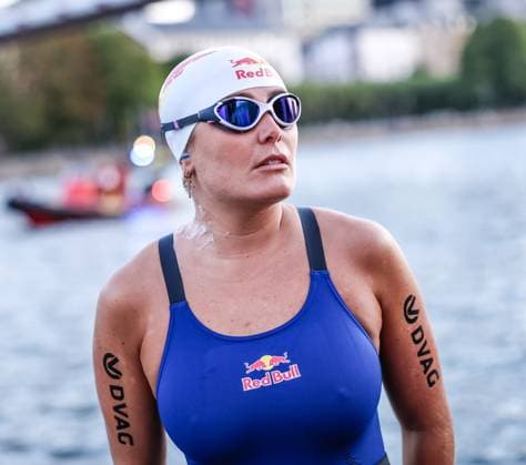 Extremschwimmerin Nathalie Pohl startet 200-km-Flusschallenge am Holbeinsteg in Frankfurt 11.08.26: Die Extremschwimmerin Nathalie Pohl beim Schwimmstart ihrer Charity-Challenge RIVERS: Frankfurt to Cologne am Holbeinsteg am Main. In vier Tagen schwimmt sie über 200 Kilometer von Frankfurt nach Köln, um gemeinsam mit DVAG hilft e.V. und dem RTL-Spendenmarathon Spenden für Schwimmprojekte von Kindern zu sammeln und auf die Wichtigkeit von Schwimmsicherheit aufmerksam zu machen. Frankfurt Holbeinsteg Hessen Deutschland