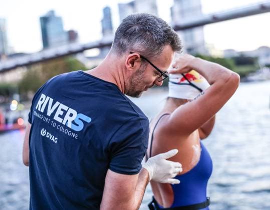 Extremschwimmerin Nathalie Pohl startet 200-km-Flusschallenge am Holbeinsteg in Frankfurt 11.08.26: Die Extremschwimmerin Nathalie Pohl beim Schwimmstart ihrer Charity-Challenge RIVERS: Frankfurt to Cologne am Holbeinsteg am Main. In vier Tagen schwimmt sie über 200 Kilometer von Frankfurt nach Köln, um gemeinsam mit DVAG hilft e.V. und dem RTL-Spendenmarathon Spenden für Schwimmprojekte von Kindern zu sammeln und auf die Wichtigkeit von Schwimmsicherheit aufmerksam zu machen. Frankfurt Holbeinsteg Hessen Deutschland