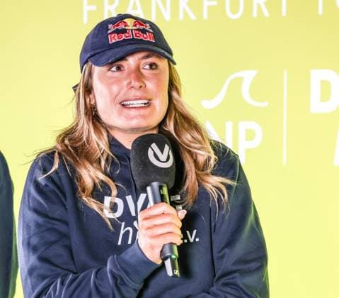 Extremschwimmerin Nathalie Pohl startet 200-km-Flusschallenge am Holbeinsteg in Frankfurt 11.08.26: Die Extremschwimmerin Nathalie Pohl beim Schwimmstart ihrer Charity-Challenge RIVERS: Frankfurt to Cologne am Holbeinsteg am Main. In vier Tagen schwimmt sie über 200 Kilometer von Frankfurt nach Köln, um gemeinsam mit DVAG hilft e.V. und dem RTL-Spendenmarathon Spenden für Schwimmprojekte von Kindern zu sammeln und auf die Wichtigkeit von Schwimmsicherheit aufmerksam zu machen. Frankfurt Holbeinsteg Hessen Deutschland