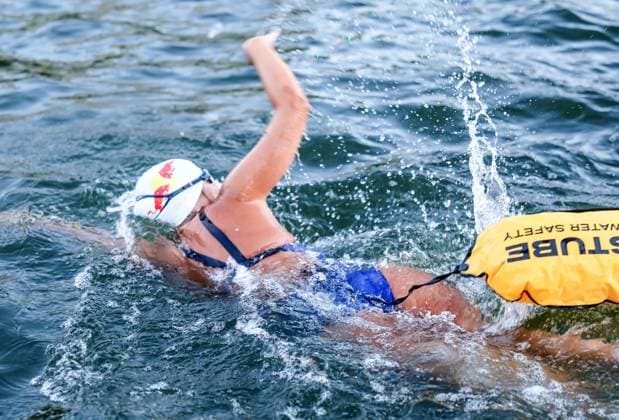Extremschwimmerin Nathalie Pohl startet 200-km-Flusschallenge am Holbeinsteg in Frankfurt 11.08.26: Die Extremschwimmerin Nathalie Pohl beim Schwimmstart ihrer Charity-Challenge RIVERS: Frankfurt to Cologne am Holbeinsteg am Main. In vier Tagen schwimmt sie über 200 Kilometer von Frankfurt nach Köln, um gemeinsam mit DVAG hilft e.V. und dem RTL-Spendenmarathon Spenden für Schwimmprojekte von Kindern zu sammeln und auf die Wichtigkeit von Schwimmsicherheit aufmerksam zu machen. Frankfurt Holbeinsteg Hessen Deutschland