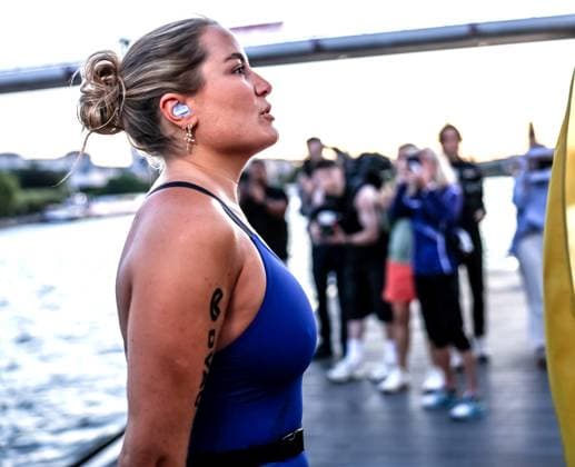 Extremschwimmerin Nathalie Pohl startet 200-km-Flusschallenge am Holbeinsteg in Frankfurt 11.08.26: Die Extremschwimmerin Nathalie Pohl beim Schwimmstart ihrer Charity-Challenge RIVERS: Frankfurt to Cologne am Holbeinsteg am Main. In vier Tagen schwimmt sie über 200 Kilometer von Frankfurt nach Köln, um gemeinsam mit DVAG hilft e.V. und dem RTL-Spendenmarathon Spenden für Schwimmprojekte von Kindern zu sammeln und auf die Wichtigkeit von Schwimmsicherheit aufmerksam zu machen. Frankfurt Holbeinsteg Hessen Deutschland