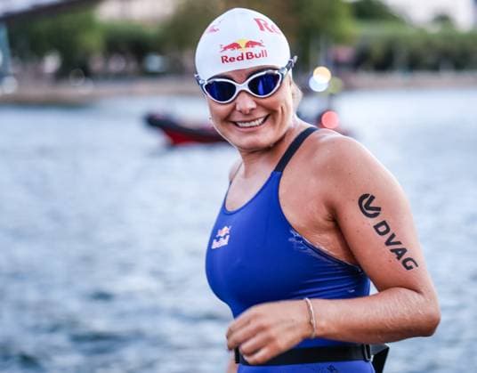 Extremschwimmerin Nathalie Pohl startet 200-km-Flusschallenge am Holbeinsteg in Frankfurt 11.08.26: Die Extremschwimmerin Nathalie Pohl beim Schwimmstart ihrer Charity-Challenge RIVERS: Frankfurt to Cologne am Holbeinsteg am Main. In vier Tagen schwimmt sie über 200 Kilometer von Frankfurt nach Köln, um gemeinsam mit DVAG hilft e.V. und dem RTL-Spendenmarathon Spenden für Schwimmprojekte von Kindern zu sammeln und auf die Wichtigkeit von Schwimmsicherheit aufmerksam zu machen. Frankfurt Holbeinsteg Hessen Deutschland