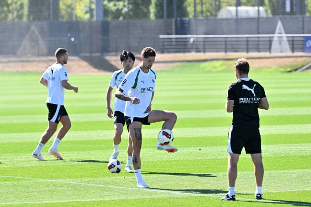 11.08.2026; Moenchengladbach; Fussball, Herren, Saison 2026 2027, Training Borussia Moenchengladbach Tomas Cvancara (Gladbach); vorne rechts Tony Jantschke (Assistenztrainer Gladbach) DFL regulations prohibit any use of photographs as image sequences and or quasi-video. ista-Borussia-Park Nordrhein-Westfalen Deutschland