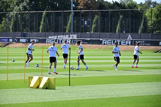 11.08.2026; Moenchengladbach; Fussball, Herren, Saison 2026 2027, Training Borussia Moenchengladbach Nur sechs Spieler beim Training am Dienstag auf dem Platz. Neben den WM_Fahrern auch die angeschlagenen Spieler. v. li. Tomas Cvancara (Gladbach), David Herold (Gladbach), Nico Elvedi (Gladbach), Shuto Machino (Gladbach), Fabio Chiarodia (Gladbach), Joe Scally (Gladbach) DFL regulations prohibit any use of photographs as image sequences and or quasi-video. ista-Borussia-Park Nordrhein-Westfalen Deutschland