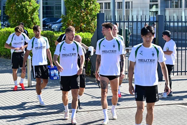 11.08.2026; Moenchengladbach; Fussball, Herren, Saison 2026 2027, Training Borussia Moenchengladbach Auf dem Weg zum Training v. re. Shuto Machino (Gladbach), Tomas Cvancara (Gladbach), Nico Elvedi (Gladbach), Fabio Chiarodia (Gladbach), Joe Scally (Gladbach) DFL regulations prohibit any use of photographs as image sequences and or quasi-video. ista-Borussia-Park Nordrhein-Westfalen Deutschland