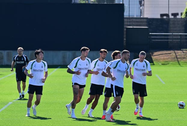 11.08.2026; Moenchengladbach; Fussball, Herren, Saison 2026 2027, Training Borussia Moenchengladbach Nur sechs Spieler am Dienstag auf dem Platz. WM-Fahrer und angeschlagene Spieler trainierten gemeinsam. v. Li. Shuto Machino (Gladbach), Tomas Cvancara (Gladbach), Fabio Chiarodia (Gladbach), Joe Scally (Gladbach), Nico Elvedi (Gladbach), David Herold (Gladbach) DFL regulations prohibit any use of photographs as image sequences and or quasi-video. ista-Borussia-Park Nordrhein-Westfalen Deutschland